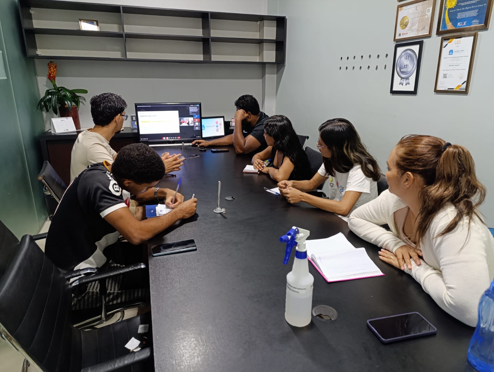 Equipe participando de treinamento sobre diversidade no serviço extrajudicial