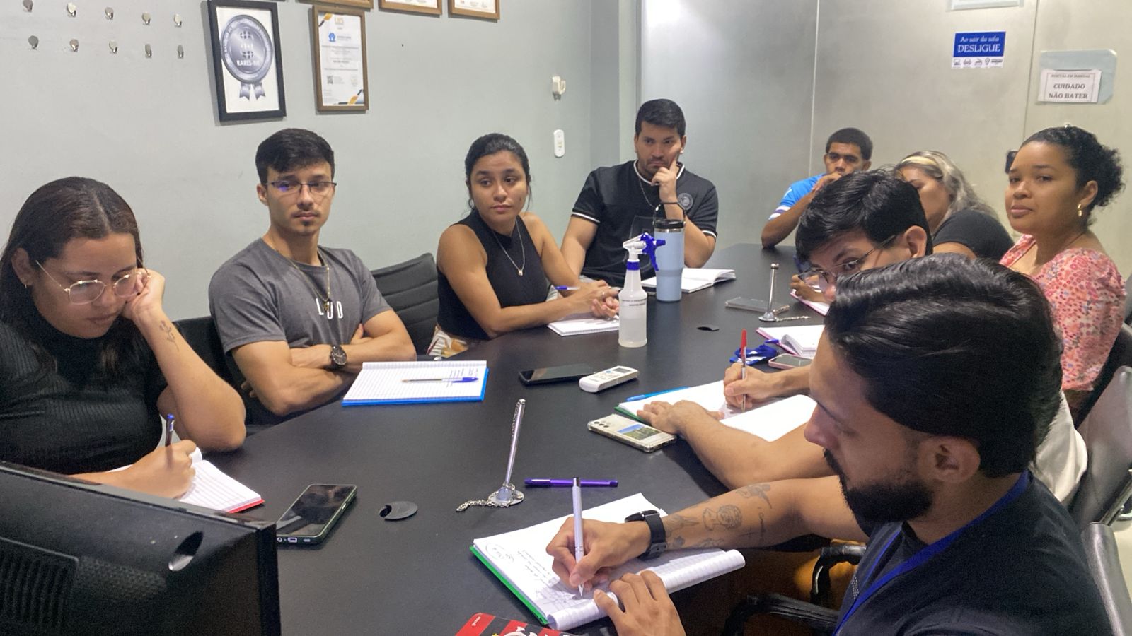Mulheres e homens participando de treinamento de gestão emocional no Cartório do 1º Ofício de Santarém