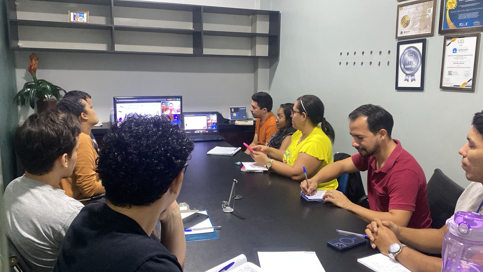 Equipe participando de treinamento de liderança e gestão de diferentes gerações